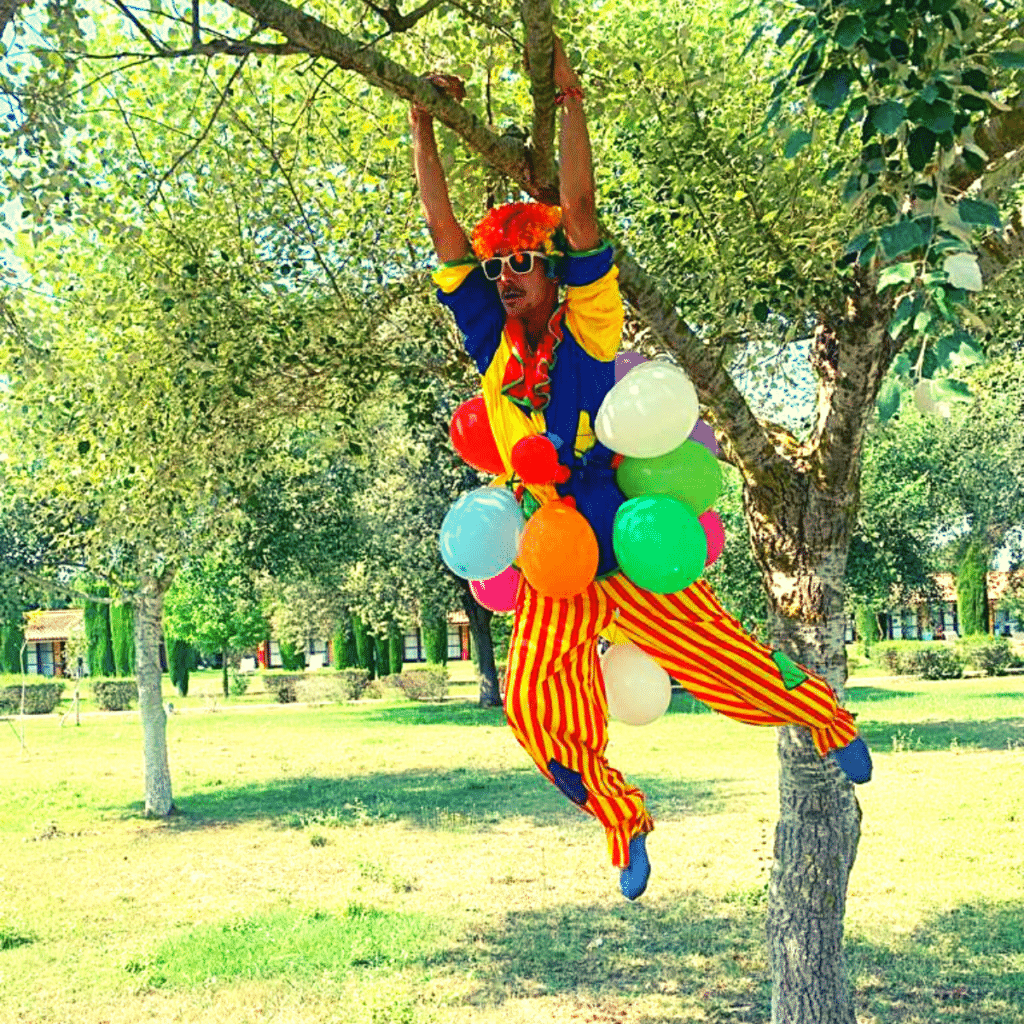 Animateur enfant déguisé en clown